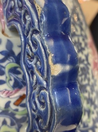 Grand vase de forme 'hu' en porcelaine de Chine doucai-rose &agrave; d&eacute;cor de papillons et d'oiseaux, marque et &eacute;poque de Qianlong