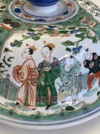 Paire de grands vases couverts en porcelaine de Chine famille verte, Kangxi