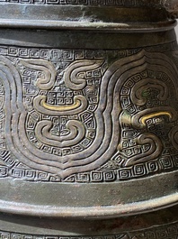 Imposant vase archa&iuml;que en bronze incrust&eacute; d'or et d'argent sur socle en bois inscrit Tao Xiang 陶湘 et Luo Zhenyu 羅振玉, Chine, Song/Ming