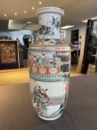 Vase de forme rouleau en porcelaine de Chine famille verte &agrave; d&eacute;cor du roman 'Les Trois Royaumes', Kangxi