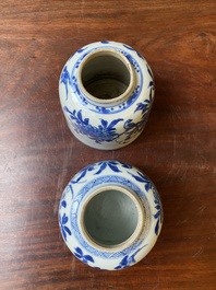 Paire de pots &agrave; eau en forme de cloche en porcelaine de Chine en bleu et blanc, Kangxi