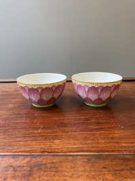 Paire de bols 'lotus' en porcelaine de Chine famille rose, marque et &eacute;poque de Guangxu