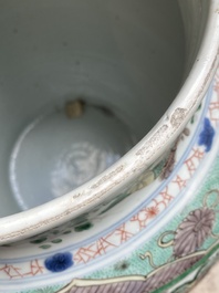 Paire de grands vases couverts en porcelaine de Chine famille verte, Kangxi