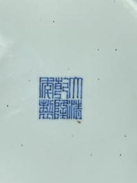 Plat en porcelaine de Chine en bleu et jaune &agrave; d&eacute;cor d'un dragon, marque et &eacute;poque de Qianlong