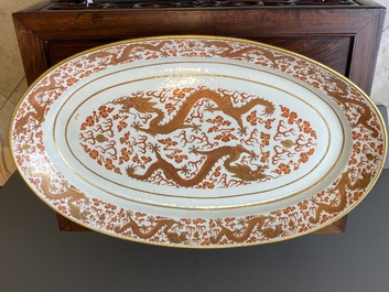 Tr&egrave;s grand plat imp&eacute;rial de forme ovale en porcelaine de Chine &agrave; d&eacute;cor de dragons en rouge de fer et dor&eacute;, marque Ji Xiang Ru Yi 吉祥如意, Guangxu