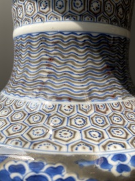 Een Chinese blauw-witte en koperrode rouleau 'Sanxing' vaas, Kangxi