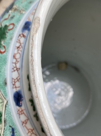 Paire de grands vases couverts en porcelaine de Chine famille verte, Kangxi