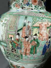 Paire de grands vases couverts en porcelaine de Chine famille verte, Kangxi