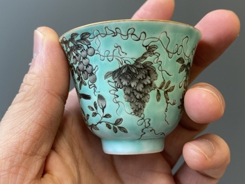 Twaalf Chinese Dayazhai wijnkoppen met grisaille decor op turquoise fondkleur, Yong Qing Chang Chun 永慶長春 merk, Guangxu