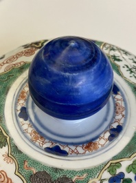 Paire de grands vases couverts en porcelaine de Chine famille verte, Kangxi