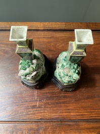 Paire de vases en biscuit &eacute;maill&eacute; verte reposant sur des lions bouddhistes, Chine, Kangxi