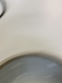 Een Chinese blauw-witte ko-sometsuke wierookbrander voor de Japanse markt met een pijproker op het deksel, Transitie periode
