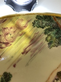 Assiette en porcelaine de Chine coquille d'oeuf &agrave; d&eacute;cor de 'Diane et Act&eacute;on' surd&eacute;cor&eacute;e aux Pays-Bas avec un texte au dos, Yongzheng