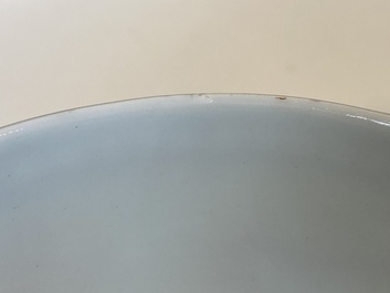 Een paar blauw-witte en ijzerrode 'draken' kommen, Xuantong merk en periode