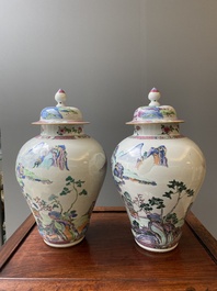 Paire de vases couverts en porcelaine de Chine famille rose &agrave; d&eacute;cor de paysages montagneux, Yongzheng