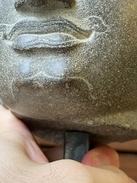 T&ecirc;te d'Uma en gr&egrave;s gris poli, art khmer, style Baphuon, &eacute;poque d'Angkor, le Cambodge, 11&egrave;me