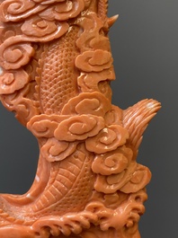 Groupe figurant une Bodhisattva debout et deux dragons en corail rouge, Chine, 19/20&egrave;me