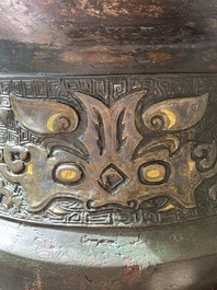 Imposant vase archa&iuml;que en bronze incrust&eacute; d'or et d'argent sur socle en bois inscrit Tao Xiang 陶湘 et Luo Zhenyu 羅振玉, Chine, Song/Ming
