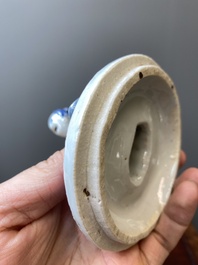 Een Chinese blauw-witte ko-sometsuke wierookbrander voor de Japanse markt met een pijproker op het deksel, Transitie periode