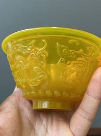 Exceptionnel bol couvert en verre jaune de P&eacute;kin, Chine, marque et &eacute;poque de Qianlong