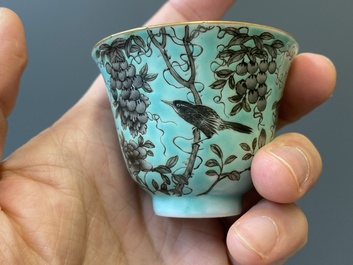Twaalf Chinese Dayazhai wijnkoppen met grisaille decor op turquoise fondkleur, Yong Qing Chang Chun 永慶長春 merk, Guangxu