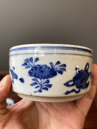 Een Chinese blauw-witte ko-sometsuke wierookbrander voor de Japanse markt met een pijproker op het deksel, Transitie periode