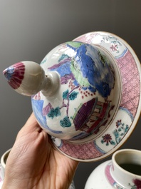 Paire de vases couverts en porcelaine de Chine famille rose &agrave; d&eacute;cor de paysages montagneux, Yongzheng