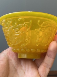 Exceptionnel bol couvert en verre jaune de P&eacute;kin, Chine, marque et &eacute;poque de Qianlong