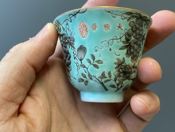 Twaalf Chinese Dayazhai wijnkoppen met grisaille decor op turquoise fondkleur, Yong Qing Chang Chun 永慶長春 merk, Guangxu