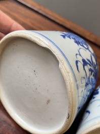 Paire de pots &agrave; eau en forme de cloche en porcelaine de Chine en bleu et blanc, Kangxi