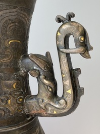 Imposant vase archa&iuml;que en bronze incrust&eacute; d'or et d'argent sur socle en bois inscrit Tao Xiang 陶湘 et Luo Zhenyu 羅振玉, Chine, Song/Ming