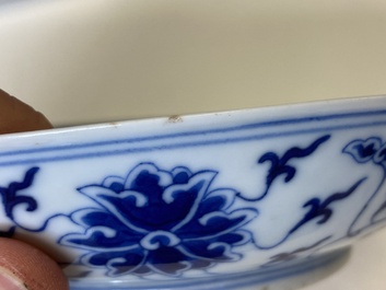 Drie Chinese blauw-witte borden met lotusslingers, Guangxu merk en periode