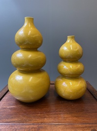 Twee Chinese monochrome gele kalebasvazen met ingekerfd decor van lotusslingers en draken, Longqing merk, 19e eeuw