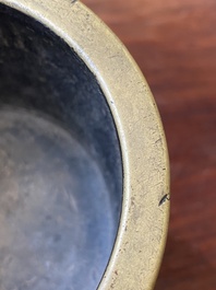 Rare br&ucirc;le-parfum tripod de forme cylindrique en bronze &agrave; inscription arabe, marque et &eacute;poque de Zhengde