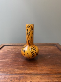 Vase de forme bouteille en verre de P&eacute;kin de couleur ambre tachet&eacute;, Chine, marque et &eacute;poque de Xianfeng