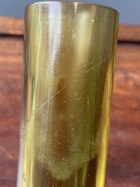 Rare vase de forme bouteille en verre de P&eacute;kin de couleur vert translucide, Chine, marque et &eacute;poque de Qianlong
