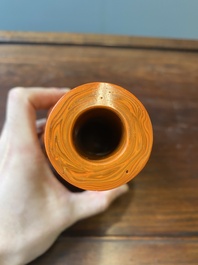 Vase de forme bouteille en verre de P&eacute;kin en rouge de corail, marque et probablement &eacute;poque de Daoguang