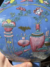 Vase de forme 'fanghu' en porcelaine de Chine famille rose sur fond bleu, marque et &eacute;poque de Guangxu