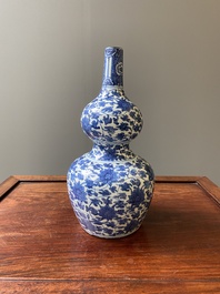 Vase de forme double gourde en porcelaine de Chine en bleu et blanc &agrave; d&eacute;cor de rinceaux de lotus, Jiajing/Wanli