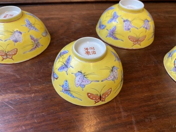 Cinq bols en porcelaine de Chine famille rose &agrave; d&eacute;cor de papillons sur fond jaune, marque et &eacute;poque de Tongzhi