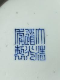 Een Chinese doucai vaas, Daoguang merk en periode