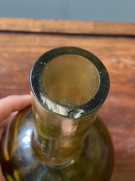 Rare vase de forme bouteille en verre de P&eacute;kin de couleur vert translucide, Chine, marque et &eacute;poque de Qianlong