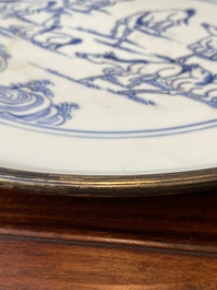 Plat en porcelaine de Chine en bleu et blanc &agrave; d&eacute;cor des 'Huit chevaux de Mu Wang' &agrave; monture en argent, Kangxi/Yongzheng