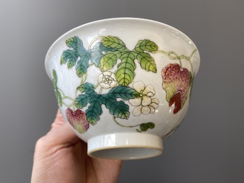 Paire de bols en porcelaine de Chine famille rose &agrave; d&eacute;cor de poires de baumier, marque et &eacute;poque de Daoguang