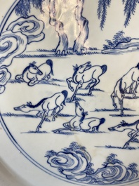 Plat en porcelaine de Chine en bleu et blanc &agrave; d&eacute;cor des 'Huit chevaux de Mu Wang' &agrave; monture en argent, Kangxi/Yongzheng