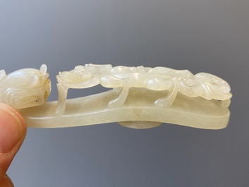 Twee Chinese riemhaken in witte jade, Qing
