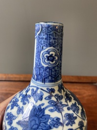 Vase de forme double gourde en porcelaine de Chine en bleu et blanc &agrave; d&eacute;cor de rinceaux de lotus, Jiajing/Wanli