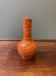 Vase de forme bouteille en verre de P&eacute;kin en rouge de corail, marque et probablement &eacute;poque de Daoguang