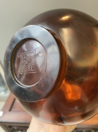 Rare vase de forme bouteille en verre de P&eacute;kin de couleur ambre translucide, Chine, marque et &eacute;poque de Qianlong