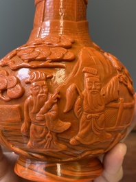 Vase de forme bouteille en verre de P&eacute;kin en rouge de corail, marque et probablement &eacute;poque de Daoguang